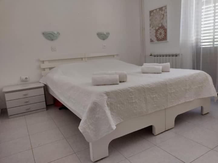 Villa Kadinela, 200M From Kamenjak, Huge Quiet Garden With Barbecue, 2 New Kitchens Premantura Kültér fotó
